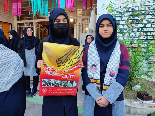 دانش آموزان شاهد تکتم ناحیه۳ ،پرچمداران راهپیمایی ۱۳ آبان