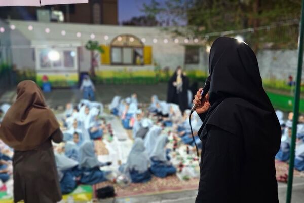 برپایی سفره افطار برای روزه اولی‌ها در دبستان دخترانه ام‌البنین شهرری