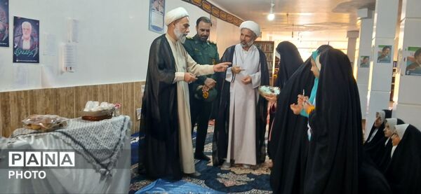 کلاس قرآن ماجراجویانه؛ از غرفه های فروش تا نماز جماعت