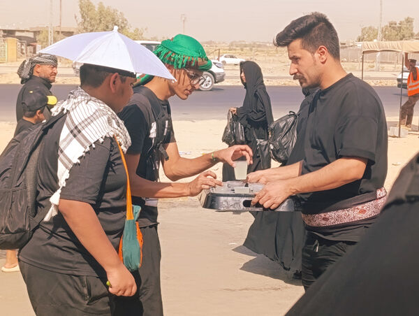 عاشقان حسینی در مسیر پیاده‌روی اربعین حسینی