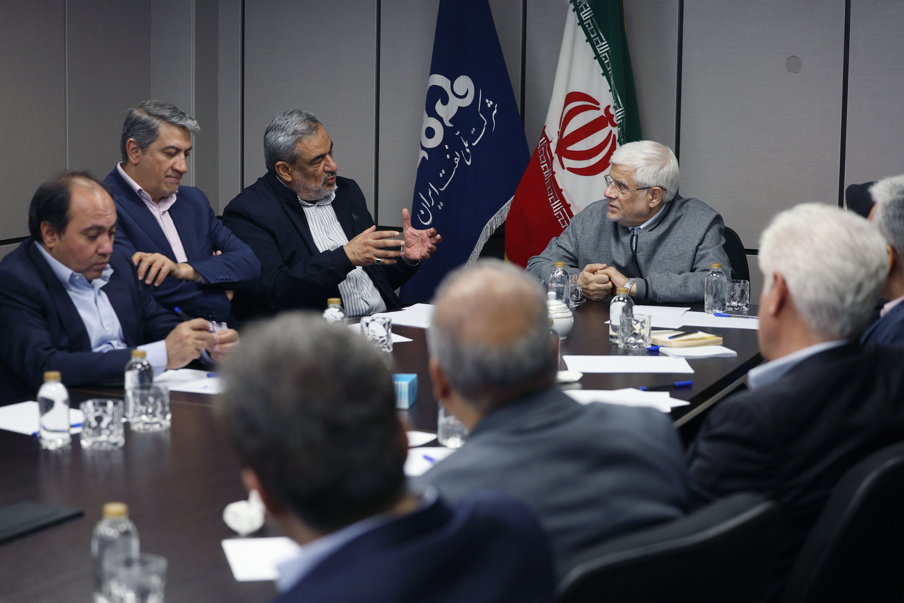 عارف: صنعت نفت در دوران جنگ درخشان ظاهر شد