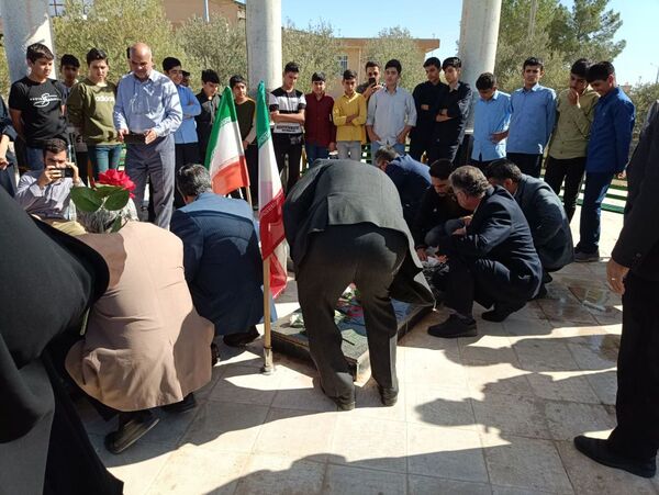 غبارروبی مزار شهدای گمنام دانشگاه آزاد اسلامی واحد کاشمر 