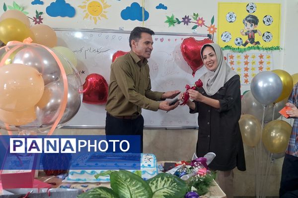 معلم مشعل دانش و چراغ هدایت است