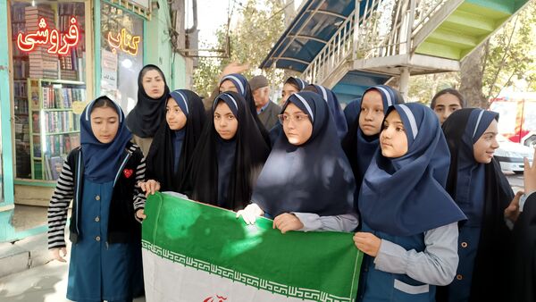 دانش‌آموزان با حضور در راهپیمایی ۱۳ آبان تنفر خود را نسبت به شیاطین امروزی نشان دادند