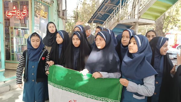 دانش‌آموزان با حضور در راهپیمایی ۱۳ آبان تنفر خود را نسبت به شیاطین امروزی نشان دادند