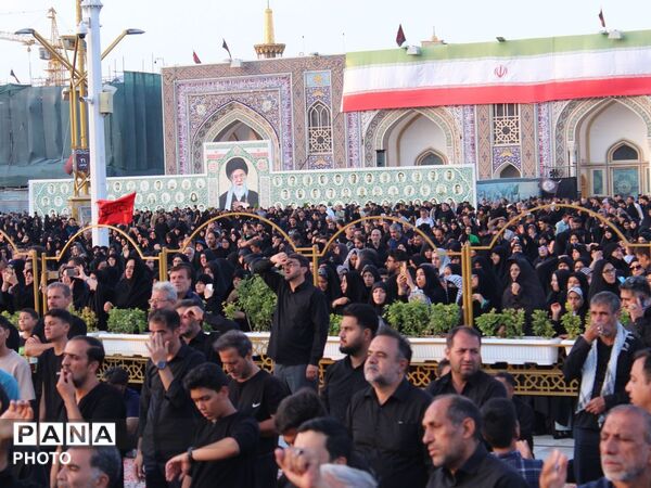 بارگاه منوّر رضوی در سالروز شهادت امام رضا (ع) یکپارچه سیاهپوش و لبریز از سوز و گداز عزاداران شد
