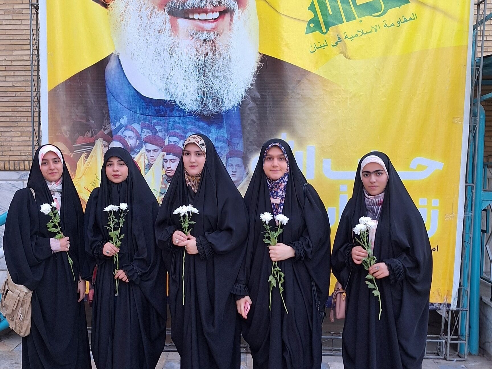 گلباران مزار شهدای استان البرز توسط دانش‌آموزان بسیج دبیرستان دخترانه فاطمیه