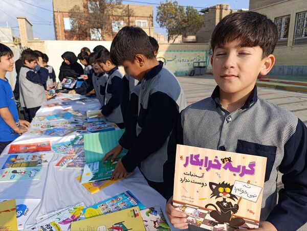 برگزاری نمایشگاه کتاب در دبستان معلم دو آشخانه 