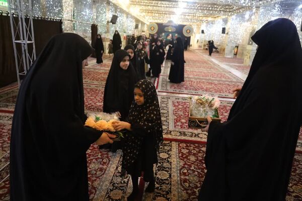  دورهمی دختران با قرائت سوره مبارکه فتح در رواق دارالذکر سومین حرم اهل بیت (ع)