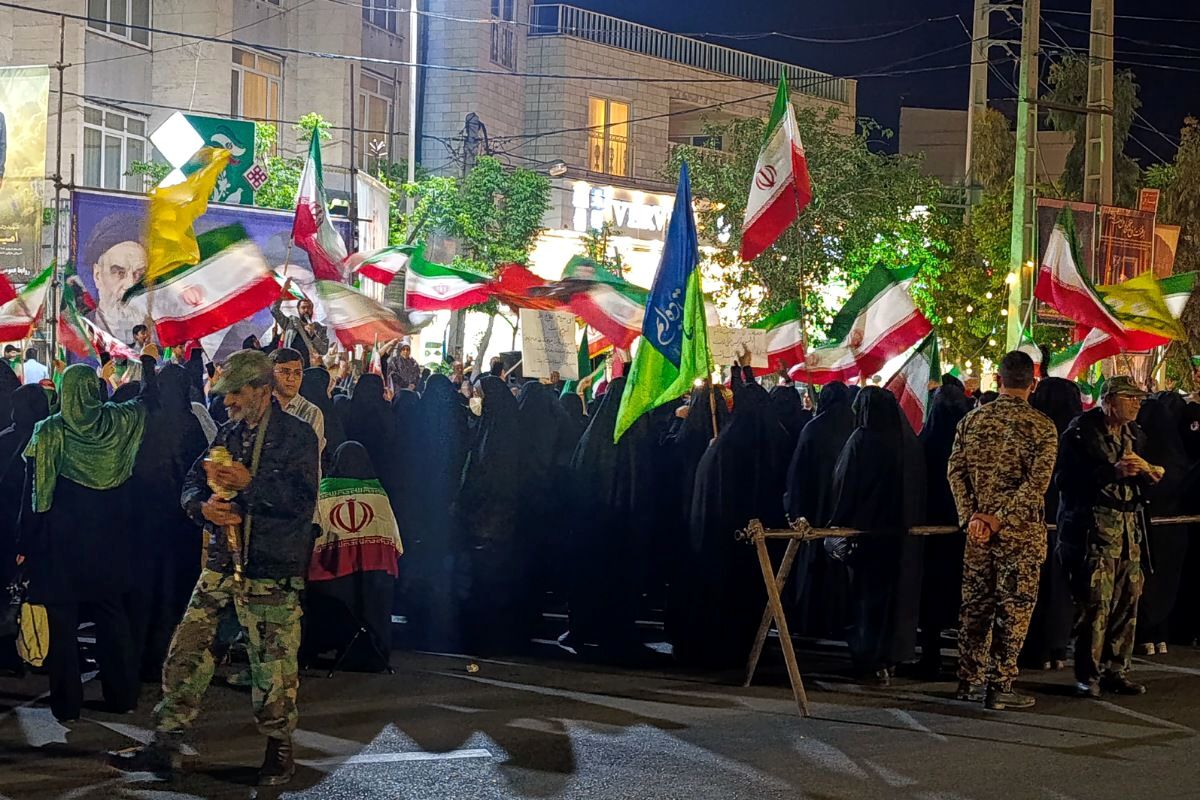 گردهمایی مردم دیار ۱۵ مرداد در راه‌آهن، روبروی غرفه آموزش و پرورش ورامین 