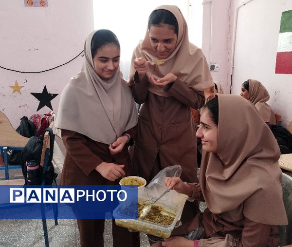 جشنواره غذای سالم در دبیرستان آسیه شهرستان حاجی‌آباد 