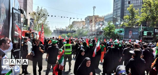 مصلای تهران با فریادِ باید برخاست لرزید