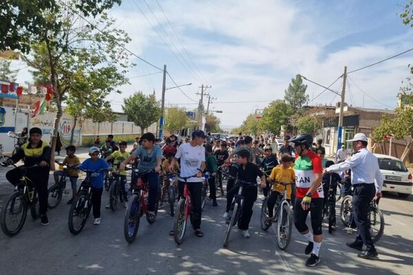 رکاب‌زنی دوچرخه سواران همزمان با گرامیداشت هفته نیروی انتظامی و روز جهانی کودک