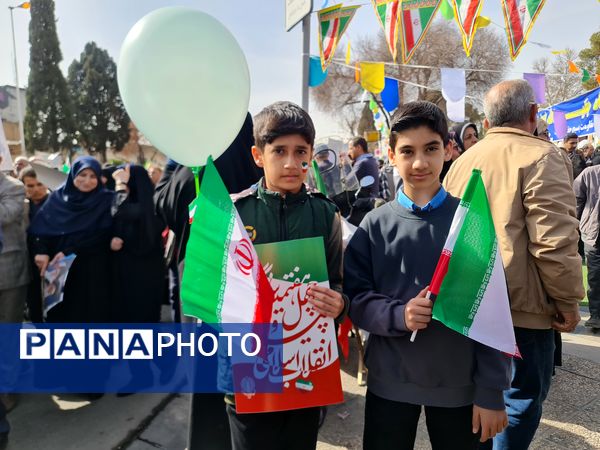 جلوه‌ای از وحدت و همدلی در راهپیمایی ۲۲ بهمن