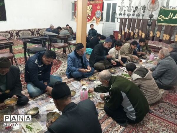 اقامه نماز جماعت همراه با افطاری در مسجد ابوالفضلی نیشابور 