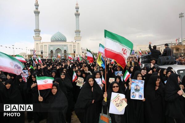آیین تشییع 12 شهید حملات هوایی در قم