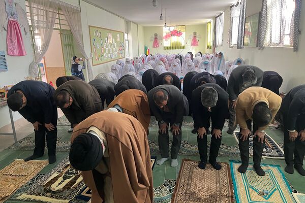 لحظه‌های ناب بندگی در نماز جماعت دانش‌آموزان آباده