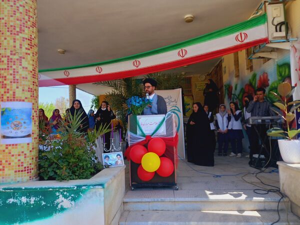 نواخته شدن زنگ سلامت در دبیرستان بهار آزادی 