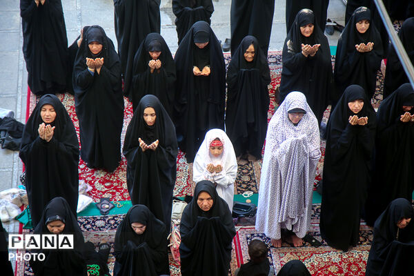 حضور باشکوه عزاداران عاشورایی در نماز جماعت ظهر
