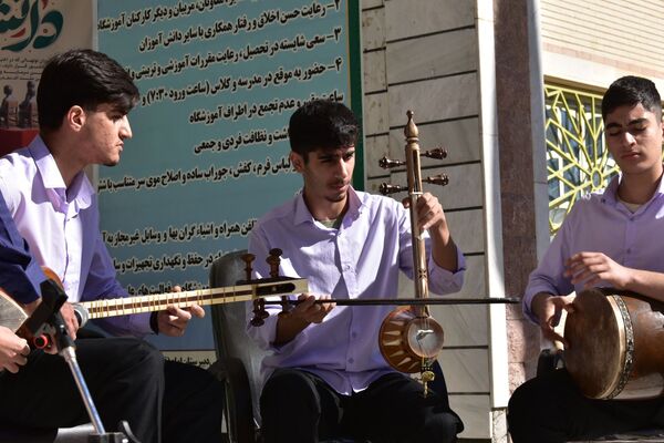 جشن روز دانش‌آموز در دبیرستان امام خمینی (ره) با حضور مسئولان، ورزشکاران و هنرمندان برگزار شد