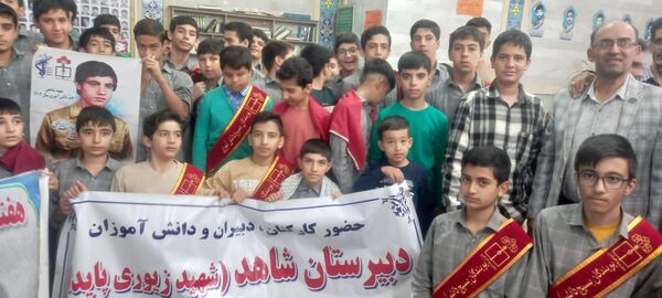 حضور دانش‌آموزان دبیرستان شاهد شهید زیوری پایدار در نماز جمعه اسدآباد 