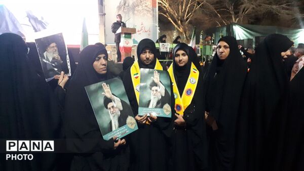 حضور پرشور پیشتازان سازمان دانش‌آموزی ابرکوه در تجمعات شبانه