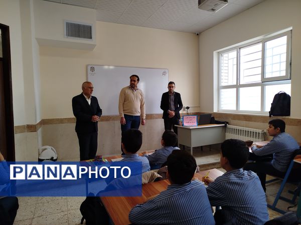 آموزش بهداشت دهان و دندان در دبیرستان نمونه مرحوم طاووسی