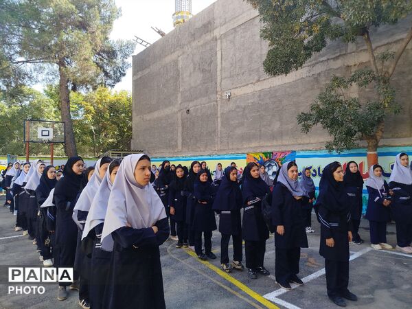 جشن جوانه‌ها؛ خوش‌آمدگویی به هفتمی‌های دبیرستان دانشور ۲  نیشابور 