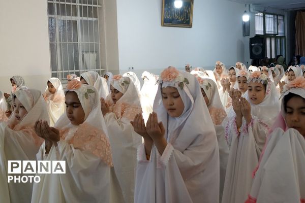 لبخند بندگی در دل‌های کوچک