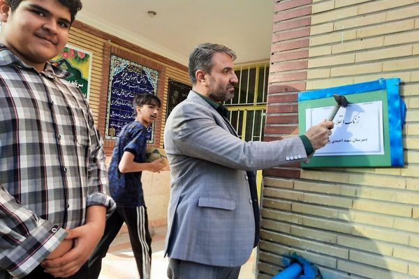 جشن آغاز دهه فجر در دبیرستان شهید احمدی روشن 