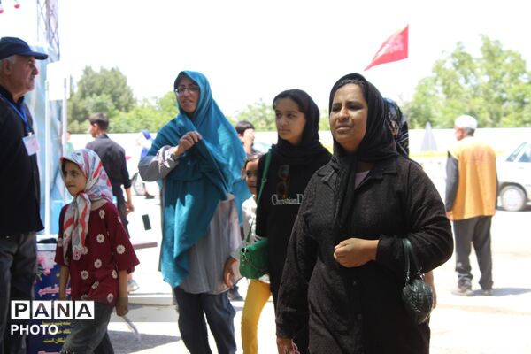 پذیرایی یاران خراسانی از زائران رهبر شهید در مهمانک