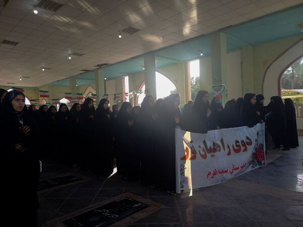 اعزام دانش‌آموزان دختران تنگستانی به اردوی راهیان نور