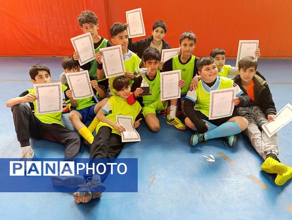  نایب قهرمانی تیم فوتسال مدرسه معلم آشخانه 