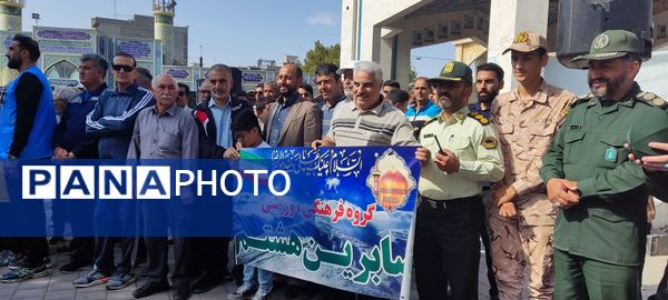 همایش پیاده‌روی خانوادگی به‌مناسبت هفته دفاع مقدس در نیشابور