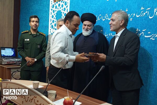  تقدیر از منتخبین منطقه‌ای و استانی