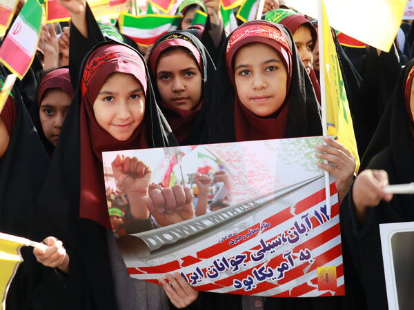 حضور افتخارآفرین دانش آموزان میبدی در تجمع یوم الله سیزده آبان 