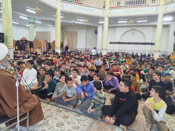 حضور امام جمعه شهرستان کاشمر در بین معتکفین دانش‌آموز در مسجد جامع شهرستان کاشمر 