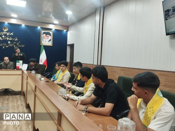 نشست صمیمی اعضای شورا و مجمع دنش آموزی قم با مدیرکل آموزش و پرورش استان