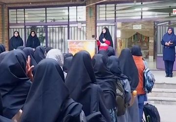 نواختن زنگ ایثار و مقاومت در آموزشگاه پروین اعتصامی دامغان