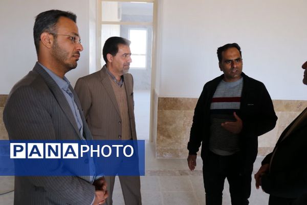 بازدید مشاور وزیر آموزش و پرورش از پروژه‌های مدرسه‌سازی در بخش بهمن ابرکوه 