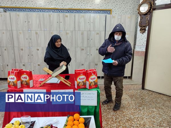 اهدای هدیه به معلمان به‌مناسبت میلاد حضرت علی (ع) و روز پدر در دبستان هیات امنایی فرهنگ