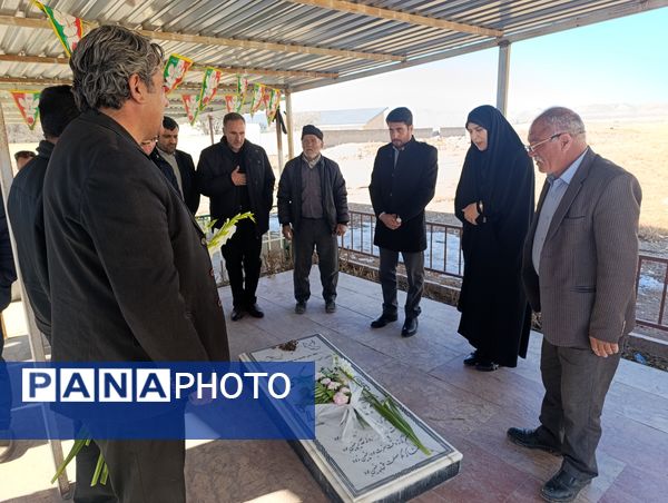 گلباران قبور شهدای شهر سفیددشت به مناسبت دهه فجر