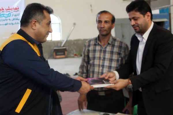 برپایی میز خدمت به مناسبت هفته دولت در گلوگاه 