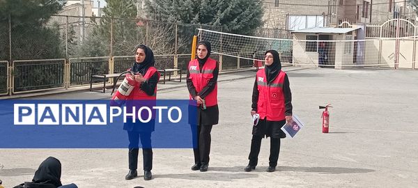 کارگاه آموزشی آشنایی با اصول ایمنی و اطفاء حریق در هنرستان آفرینش پردیس 