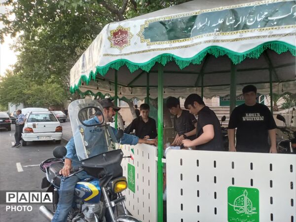 ایستگاه صلواتی دهه اول ماه صفر در مقابل فاطمیه تهران به همت نوجوانان آرمانی برپا شد