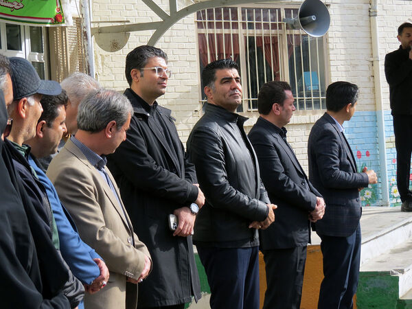 جشن انقلاب و کلنگ زنی زمین چمن دبیرستان شاهد امام حسین (ع)