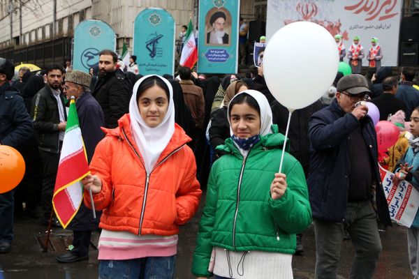 خلاقیت و نشاط دانش‌آموزی در غرفه‌های آموزش و پرورش در مسیر راهپیمایی ۲۲ بهمن