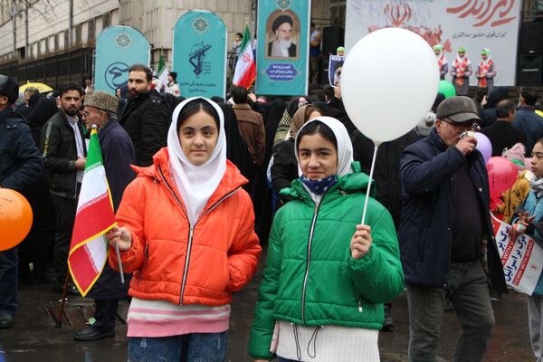 خلاقیت و نشاط دانش‌آموزی در غرفه‌های آموزش و پرورش در مسیر راهپیمایی ۲۲ بهمن