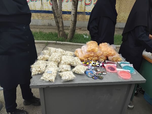 بازارچه‌ کسب‌و‌کار دانش‌آموزی در مدرسه‌ حضرت خدیجه(س) شهر وردنجان