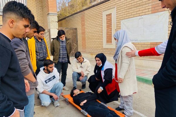 پشت‌صحنه آماده‌سازی مانور زلزله در مدرسه استاد مطهری رباط‌کریم